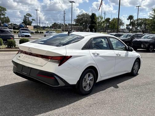 2025 Hyundai ELANTRA SE