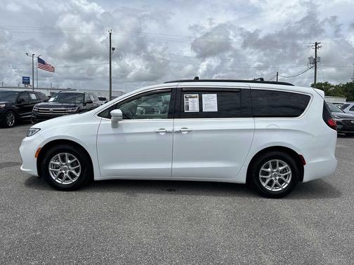 Bright White Clearcoat 2022 Chrysler Pacifica Touring L