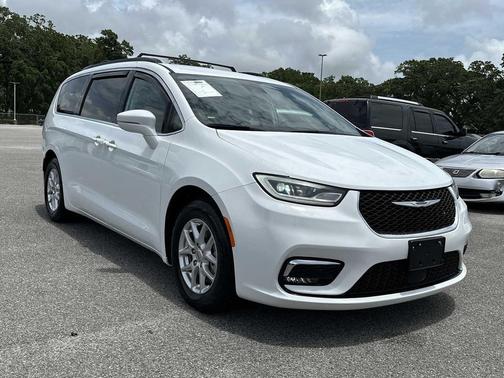 Bright White Clearcoat 2022 Chrysler Pacifica Touring L