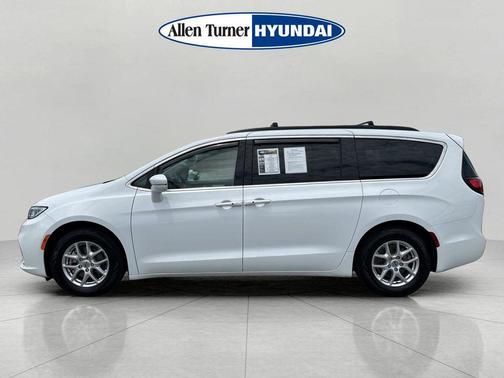 Bright White Clearcoat 2022 Chrysler Pacifica Touring L