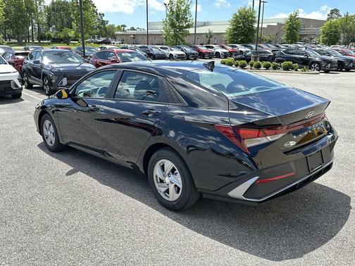 Abyss Black 2026 Hyundai ELANTRA SE