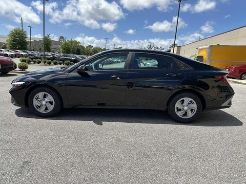 Abyss Black 2026 Hyundai ELANTRA SE