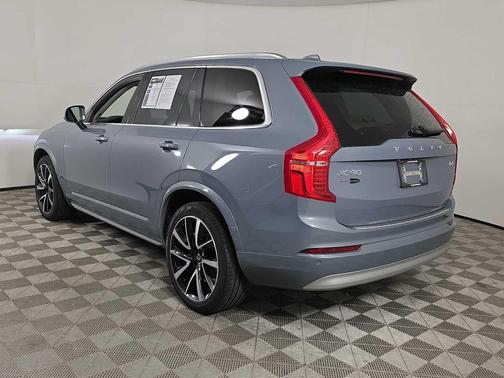 2022 Volvo XC90 T6 Momentum