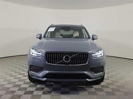 2022 Volvo XC90 T6 Momentum