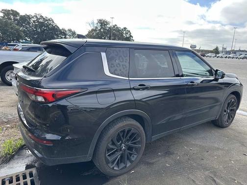 2022 Mitsubishi Outlander Black Edition 2WD