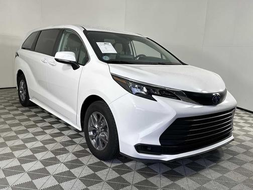 Ice Cap 2024 Toyota Sienna LE