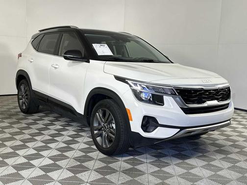 Clear White/Black Roof 2023 Kia Seltos S