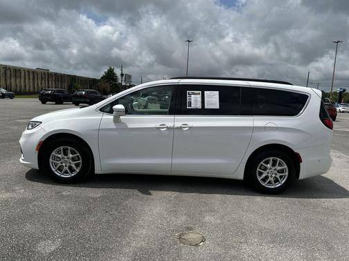 Bright White Clearcoat 2022 Chrysler Pacifica Touring L