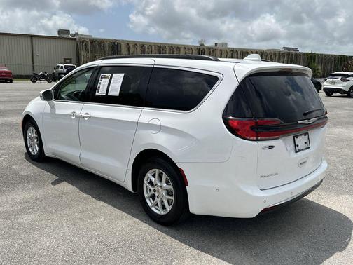 Bright White Clearcoat 2022 Chrysler Pacifica Touring L