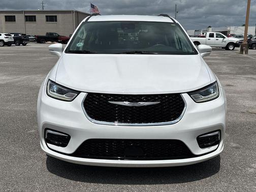 Bright White Clearcoat 2022 Chrysler Pacifica Touring L
