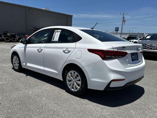 Frost White Pearl 2021 Hyundai Accent SE