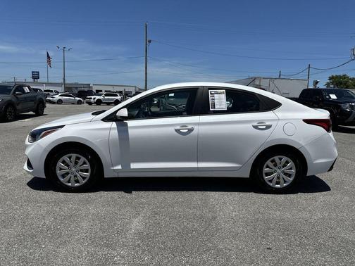 Frost White Pearl 2021 Hyundai Accent SE