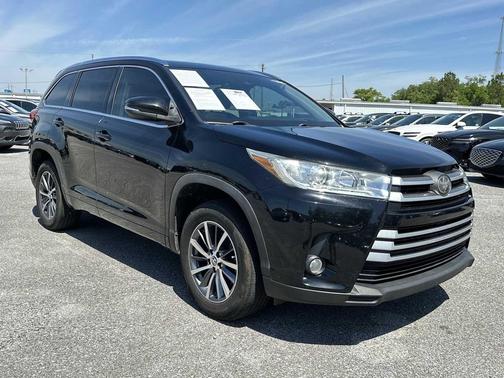 Midnight Black Metallic 2018 Toyota Highlander XLE