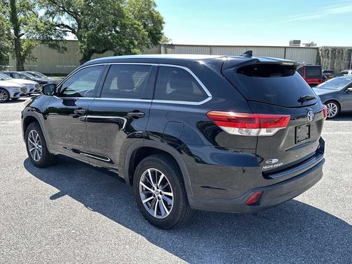 Midnight Black Metallic 2018 Toyota Highlander XLE