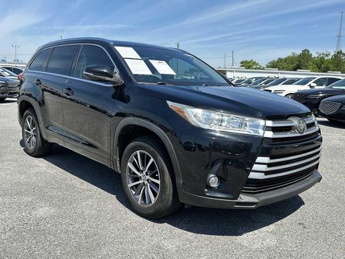 Midnight Black Metallic 2018 Toyota Highlander XLE