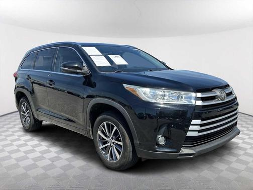 Midnight Black Metallic 2018 Toyota Highlander XLE