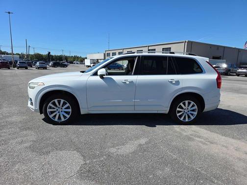 2016 Volvo XC90 T6 Momentum