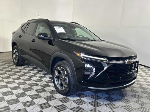 Mosaic Black Metallic 2024 Chevrolet Trax LT