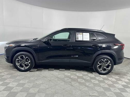 Mosaic Black Metallic 2024 Chevrolet Trax LT