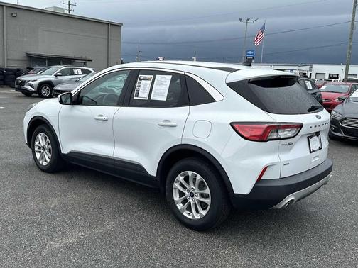 Oxford White 2020 Ford Escape SE