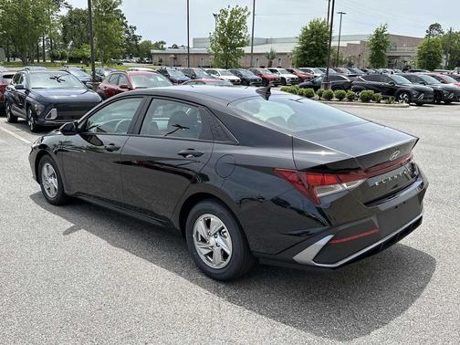 Abyss Black 2026 Hyundai ELANTRA SE