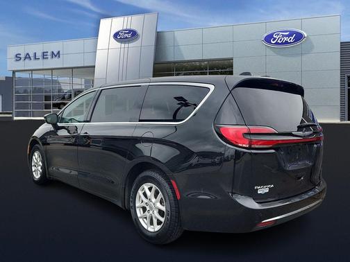 Brilliant Black Crystal Pearlcoat 2023 Chrysler Pacifica Touring L