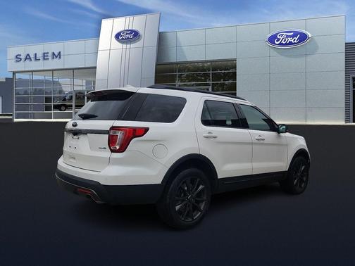 White Platinum Clearcoat Metallic 2017 Ford Explorer XLT