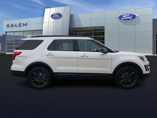 White Platinum Clearcoat Metallic 2017 Ford Explorer XLT