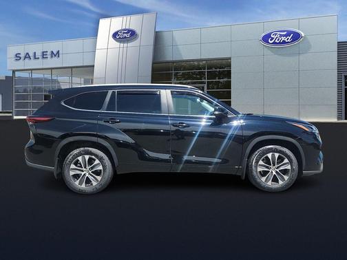 Midnight Black Metallic 2024 Toyota Highlander XLE
