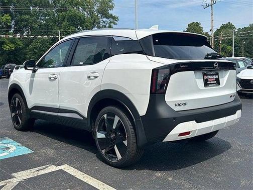 2025 Nissan Kicks SR