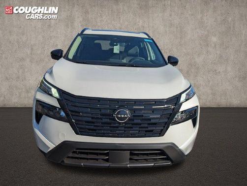 Everest White Pearl Tricoat 2027 Nissan Rogue Dark Armor