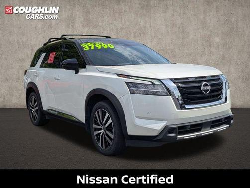 Pearl White Tricoat/Super Black 2023 Nissan Pathfinder Platinum 4WD