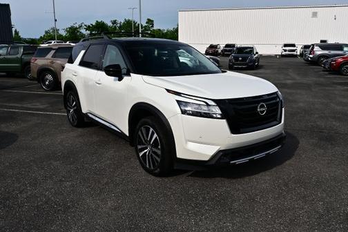 White 2024 Nissan Pathfinder Platinum