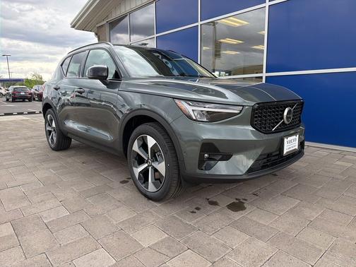Forest Lake 2026 Volvo XC40 Plus, B5 AWD Gas (mild hybrid), Dark