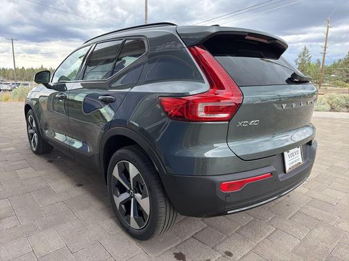 Forest Lake 2026 Volvo XC40 Plus, B5 AWD Gas (mild hybrid), Dark