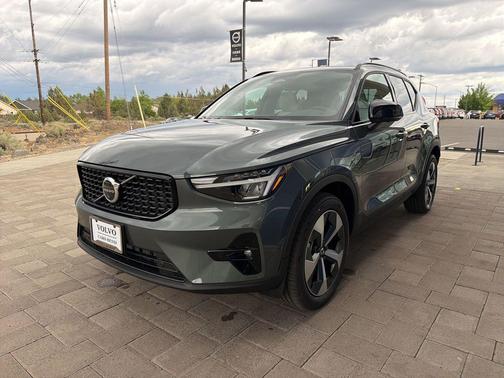 Forest Lake 2026 Volvo XC40 Plus, B5 AWD Gas (mild hybrid), Dark