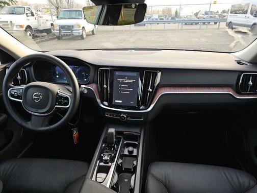 2025 Volvo V60 Cross Country Plus, B5 AWD Gas (mild hybrid)