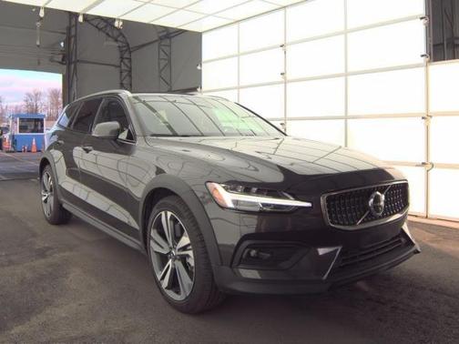 2025 Volvo V60 Cross Country Plus, B5 AWD Gas (mild hybrid)