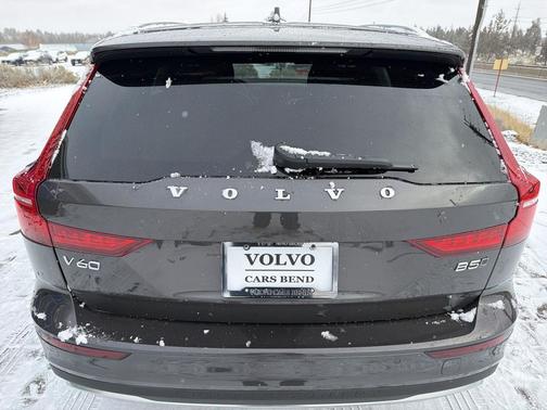 2025 Volvo V60 Cross Country Plus, B5 AWD Gas (mild hybrid)