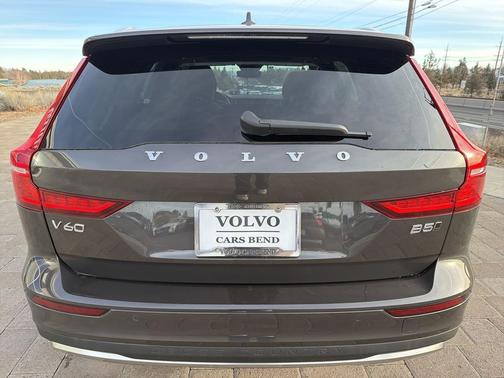 2025 Volvo V60 Cross Country Plus, B5 AWD Gas (mild hybrid)