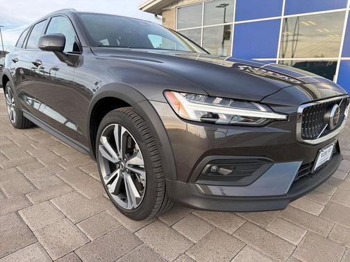 2025 Volvo V60 Cross Country Plus, B5 AWD Gas (mild hybrid)