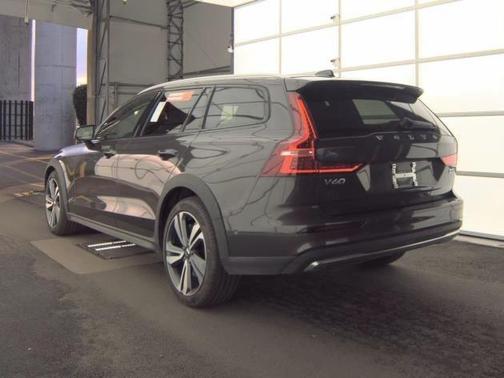 2025 Volvo V60 Cross Country Plus, B5 AWD Gas (mild hybrid)