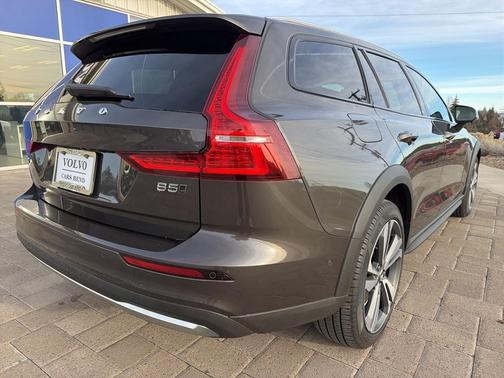 2025 Volvo V60 Cross Country Plus, B5 AWD Gas (mild hybrid)