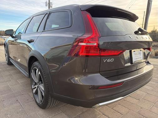 2025 Volvo V60 Cross Country Plus, B5 AWD Gas (mild hybrid)