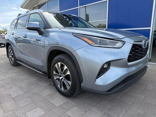 Moon Dust 2021 Toyota Highlander Hybrid XLE