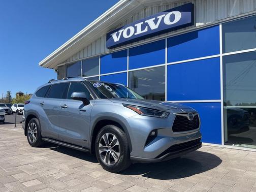 Moon Dust 2021 Toyota Highlander Hybrid XLE