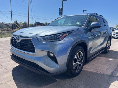 Moon Dust 2021 Toyota Highlander Hybrid XLE