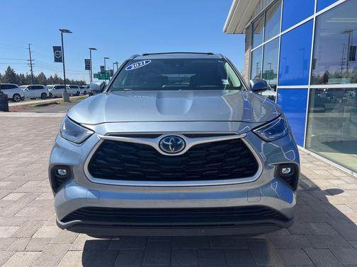 Moon Dust 2021 Toyota Highlander Hybrid XLE