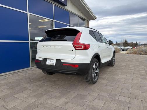 2026 Volvo XC40 Plus, B5 AWD Gas (mild hybrid), Dark