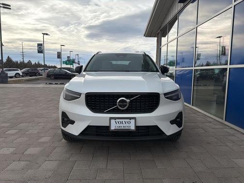 2026 Volvo XC40 Plus, B5 AWD Gas (mild hybrid), Dark